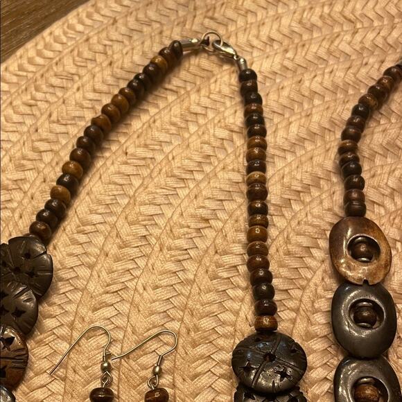 Earthy Coconut and Metallic Silver Necklace set - Picture 6 of 9